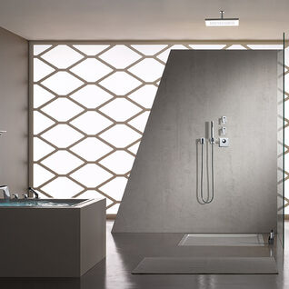 Modernes Bad mit Regendusche, Glaswand, neutralen Tönen und geometrischem Fenster. Freistehende Badewanne, stilvolles und lichtdurchflutetes Design. Modernes Bad mit Regendusche, Glaswand, neutralen Tönen und geometrischem Fenster. Freistehende Badewanne, stilvolles und lichtdurchflutetes Design.