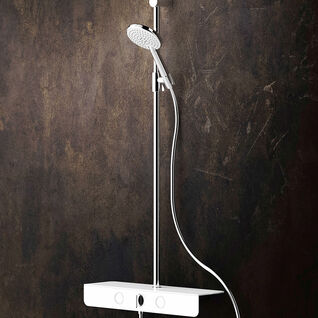 Moderne Dusche mit dunkler Wand, großem rechteckigem Regenduschkopf und Handbrause. Chrom-Armaturen und minimalistischem Design mit weißer Ablage. Moderne Dusche mit dunkler Wand, großem rechteckigem Regenduschkopf und Handbrause. Chrom-Armaturen und minimalistischem Design mit weißer Ablage.