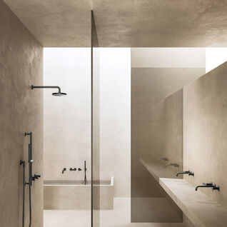 Modernes Badezimmer in Beige mit minimalistischer Gestaltung. Enthält eine offene Dusche mit Glaswand, eine Badewanne und ein langes Waschbecken mit schwarzen Armaturen. Modernes Badezimmer in Beige mit minimalistischer Gestaltung. Enthält eine offene Dusche mit Glaswand, eine Badewanne und ein langes Waschbecken mit schwarzen Armaturen.