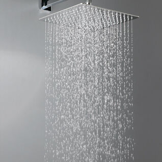 Moderner Regenduschkopf in quadratischer Form an der Wand montiert. Minimalistisches Design mit gleichmäßigen Wasserstrahlen und Chrom-Armaturen. Moderner Regenduschkopf in quadratischer Form an der Wand montiert. Minimalistisches Design mit gleichmäßigen Wasserstrahlen und Chrom-Armaturen.