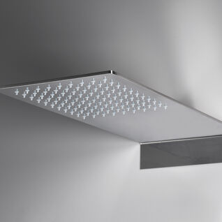 Moderne, rechteckige Regendusche aus Edelstahl, an der Decke montiert. Sie hat zahlreiche Düsen für einen gleichmäßigen Wasserfluss. Elegant und minimalistisch. Moderne, rechteckige Regendusche aus Edelstahl, an der Decke montiert. Sie hat zahlreiche Düsen für einen gleichmäßigen Wasserfluss. Elegant und minimalistisch.