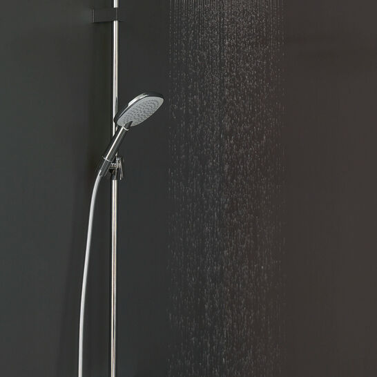Moderne Dusche mit dunkelgrauer Wand, großem rechteckigem Regenduschkopf und Handbrause. Chrom-Armaturen und minimalistischem Design. Moderne Dusche mit dunkelgrauer Wand, großem rechteckigem Regenduschkopf und Handbrause. Chrom-Armaturen und minimalistischem Design.