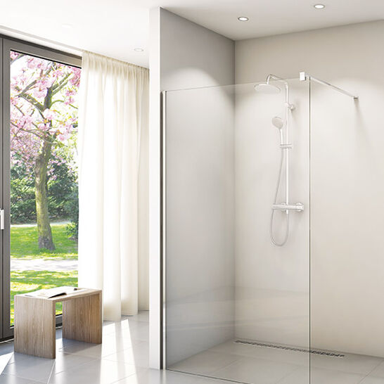 Helle, minimalistische Dusche mit Glaswand. Große Fenster bieten Blick auf einen blühenden Garten. Holzbank als Akzent in der Ecke. Helle, minimalistische Dusche mit Glaswand. Große Fenster bieten Blick auf einen blühenden Garten. Holzbank als Akzent in der Ecke.