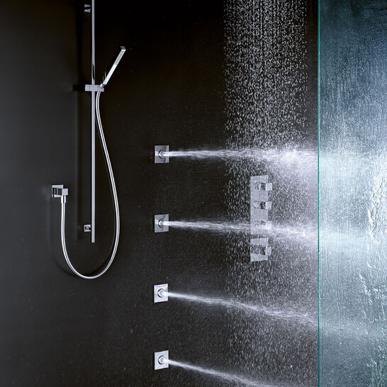 Moderne Dusche mit dunkler Wand und Glasabtrennung. Ausgestattet mit Regenduschkopf und mehreren seitlichen Düsen für ein luxuriöses Duscherlebnis Moderne Dusche mit dunkler Wand und Glasabtrennung. Ausgestattet mit Regenduschkopf und mehreren seitlichen Düsen für ein luxuriöses Duscherlebnis