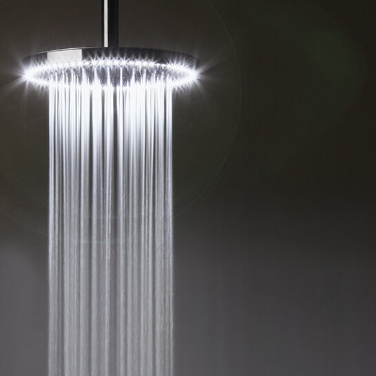 Moderner runder Regenduschkopf mit integrierter LED-Beleuchtung. Elegantes Design mit gleichmäßigen Wasserstrahlen und Chrom-Armaturen. Moderner runder Regenduschkopf mit integrierter LED-Beleuchtung. Elegantes Design mit gleichmäßigen Wasserstrahlen und Chrom-Armaturen.