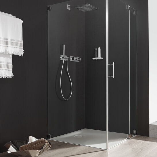 Moderne Duschkabine mit dunklen Wänden und Glasabtrennung. Quadratischer Regenduschkopf, Handbrause und schlichte Armaturen. Minimalistisches Design mit heller Duschwanne und Ablage. Moderne Duschkabine mit dunklen Wänden und Glasabtrennung. Quadratischer Regenduschkopf, Handbrause und schlichte Armaturen. Minimalistisches Design mit heller Duschwanne und Ablage.
