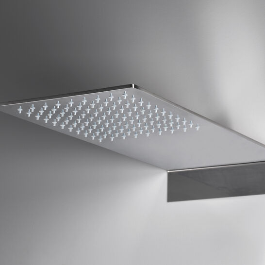 Moderne, rechteckige Regendusche aus Edelstahl, an der Decke montiert. Sie hat zahlreiche Düsen für einen gleichmäßigen Wasserfluss. Elegant und minimalistisch. Moderne, rechteckige Regendusche aus Edelstahl, an der Decke montiert. Sie hat zahlreiche Düsen für einen gleichmäßigen Wasserfluss. Elegant und minimalistisch.